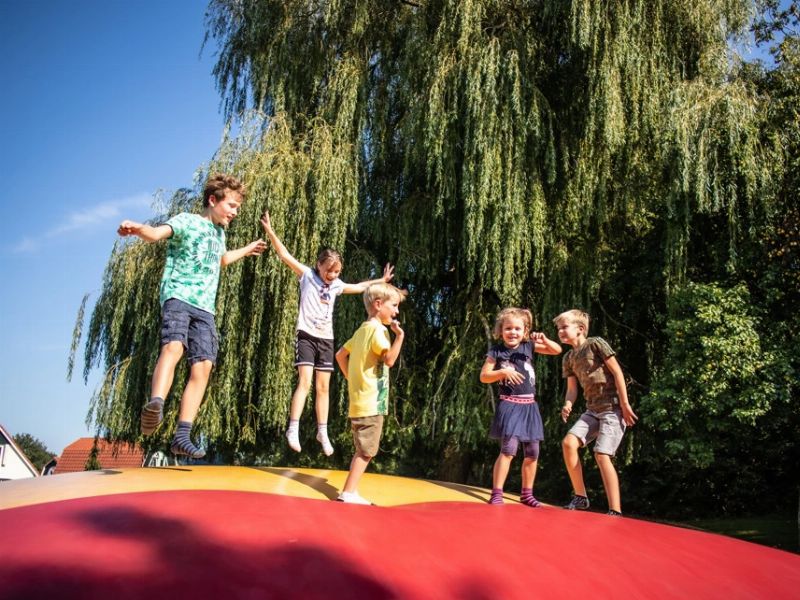 Spielplatz und Air Trampolin sorgen für Spaß