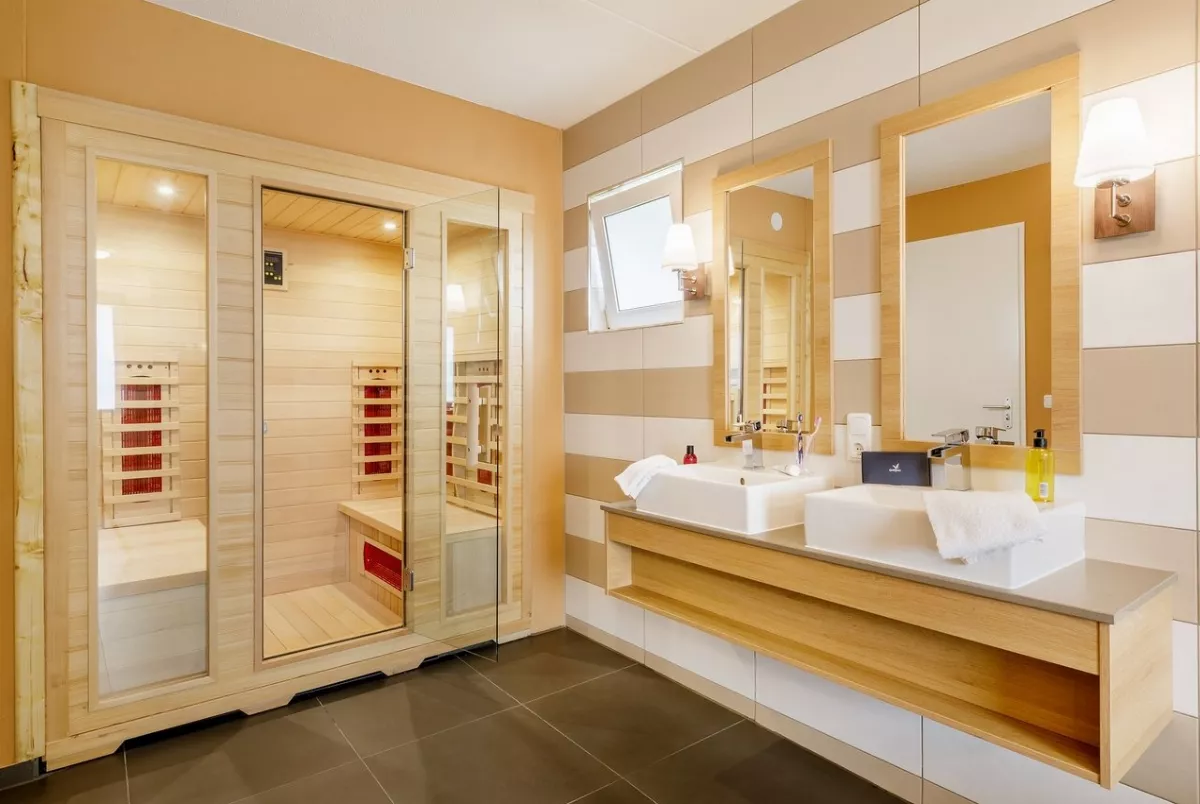 Badezimmer mit Sauna im VIP Ferienhaus