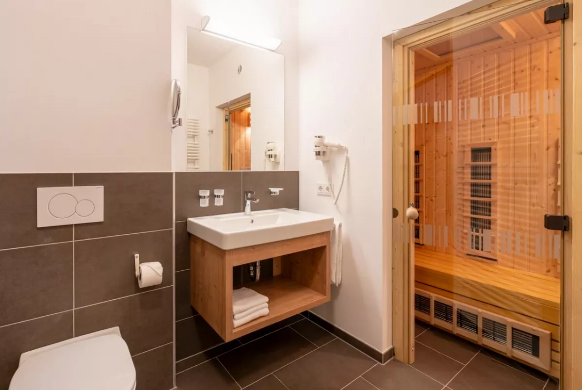 Badezimmer mit Infrarot-Sauna
