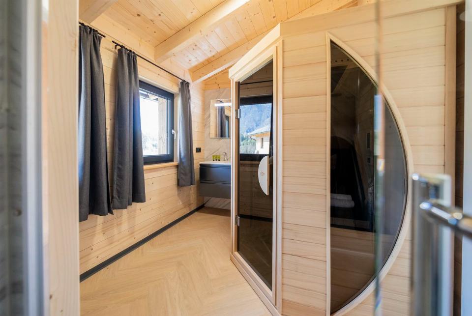 Badezimmer mit Infrarot-Sauna